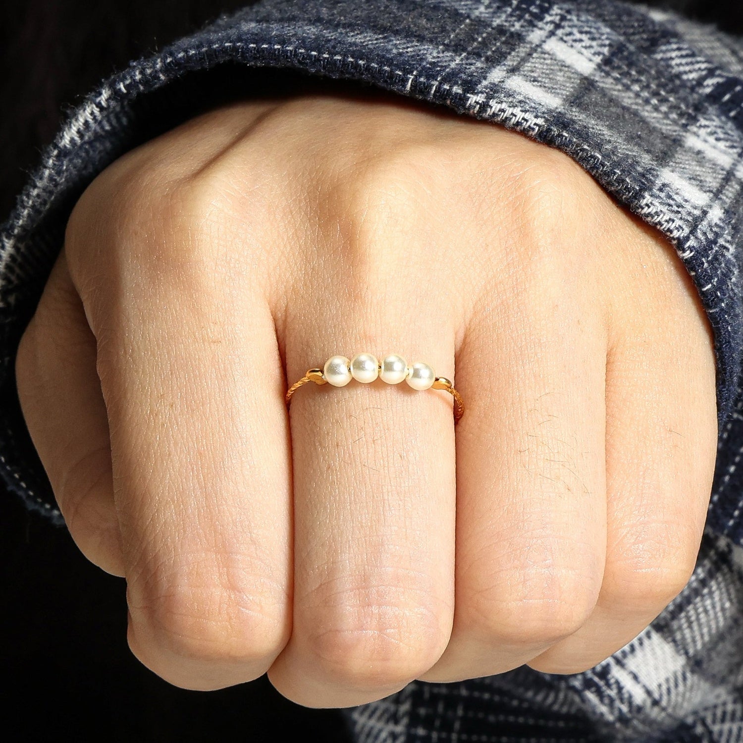 Pearl Rotating Clam Ring